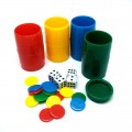 Cubiletes de colores con dados y fichas para parchis, juego de la oca cubilete